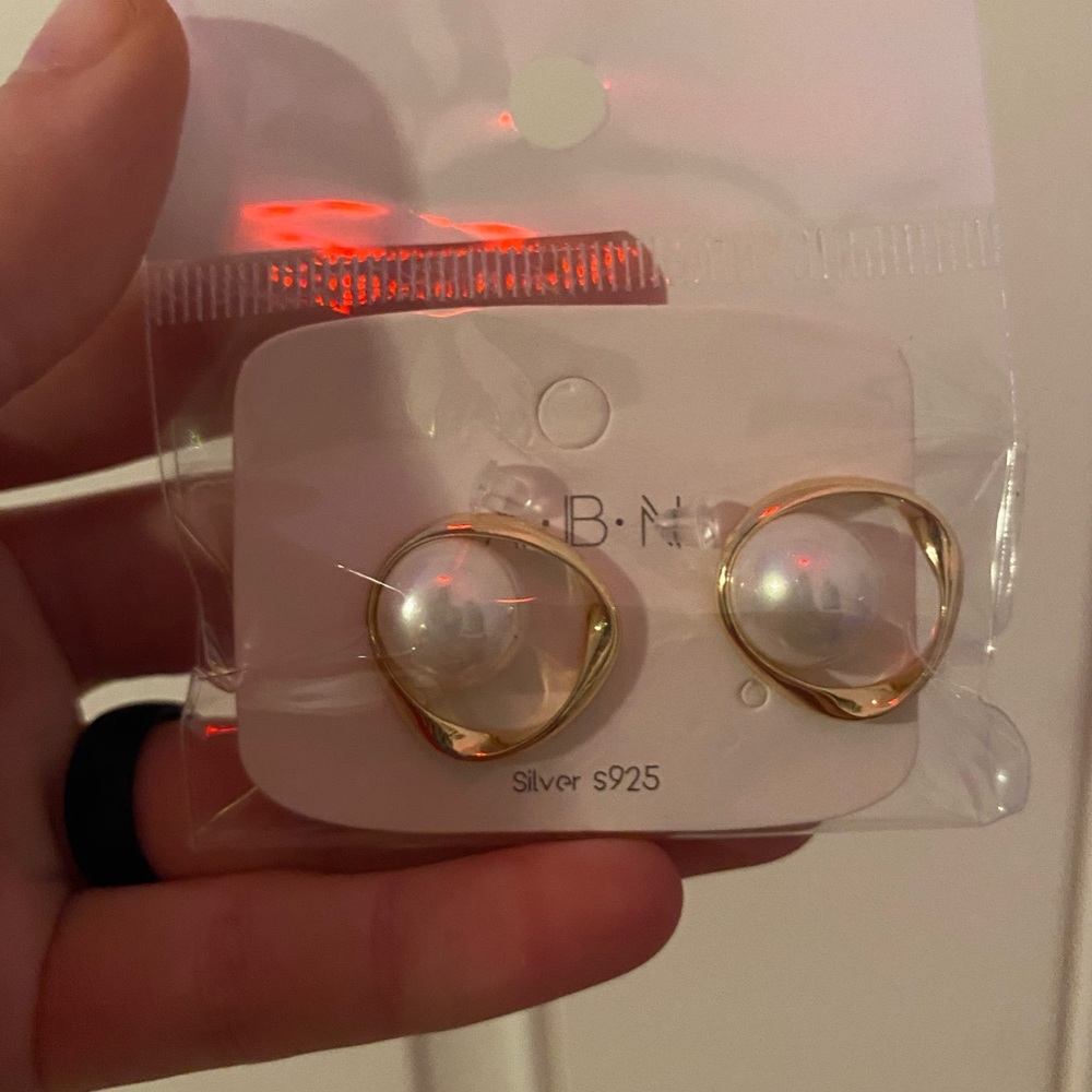 Irregular Circle Gold-Plated Pearl Post Earrings - Picture 3 of 3
